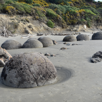 自然が生み出した奇跡！丸い石が見られる「Moeraki Boulders」のメイン画像